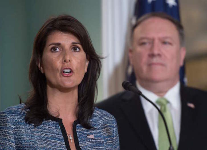 La embajadora de EEUU ante la ONU, Nikki Haley, en la rueda de prensa junto a Mike Pompeo. (Andrew CABALLERO-REYNOLDS/AFP)