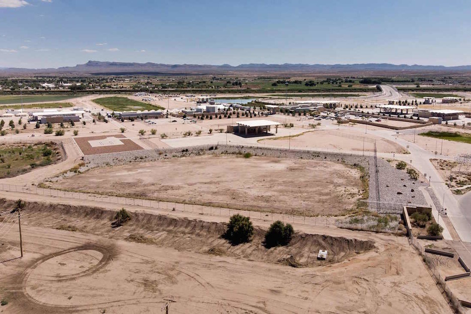 Vista del centro de retención de migrantes en Tornillo, Texas. (Joe RAEDLE / AFP)