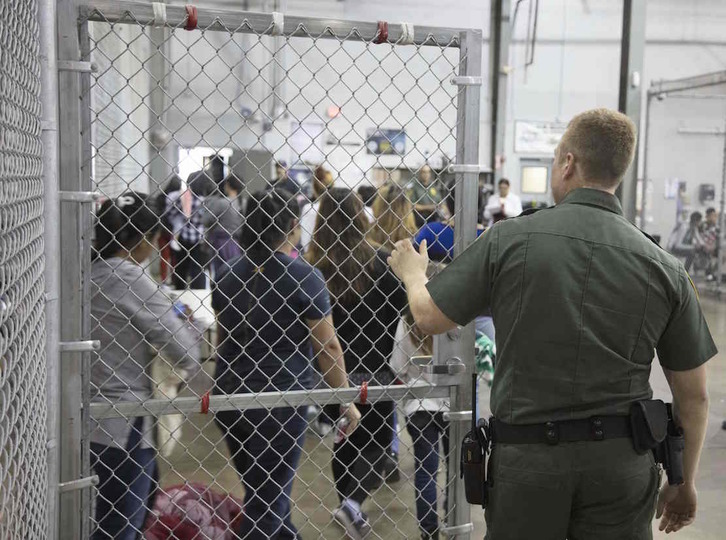 Las mujeres migrantes entrando en uno de los módulos de McAllen. (AFP)