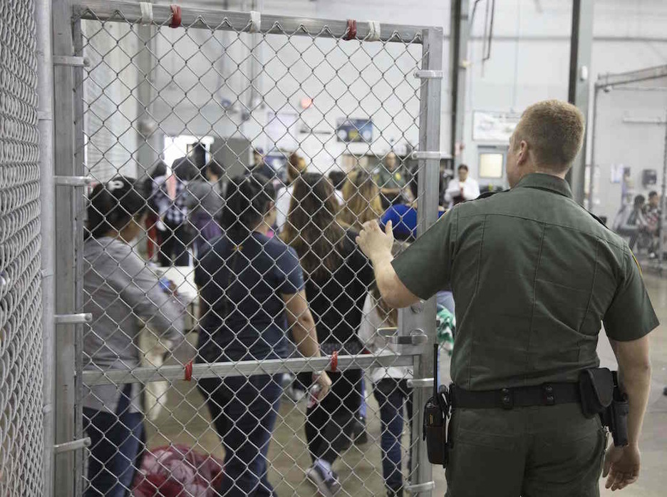 Las mujeres entrando en uno de los módulos de McAllen. (AFP)