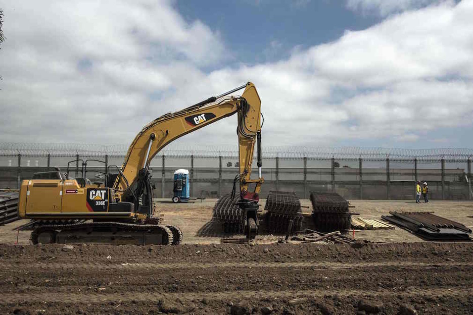 Mientras tanto, el Gobierno estadounidense sigue trabajando en el muro que separa la frontera con México. (Guillermo ARIAS / AFP)