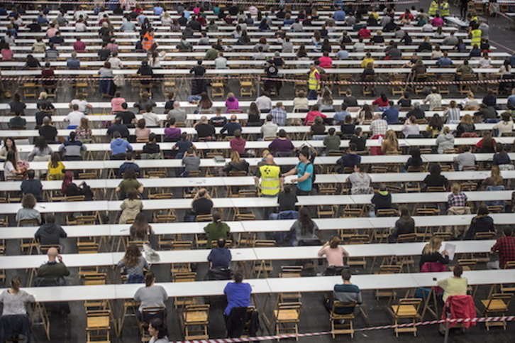 Aspirantes a la OPE de Osakidetza, en el BEC de Barakaldo. (Marisol RAMIREZ/FOKU)
