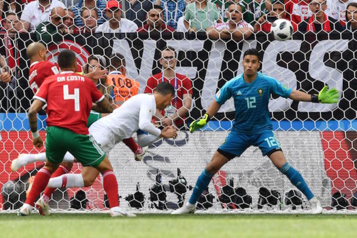 Cristiano Ronaldo remata a la red el gol que ha dado la victoria a Portugal sobre Marruecos. (Yuri CORTEZ / AFP)