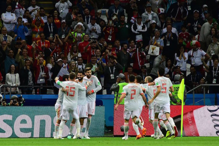 Los jugadores españoles celebran el tanto de Diego Costa. (Luis ACOSTA / AFP)