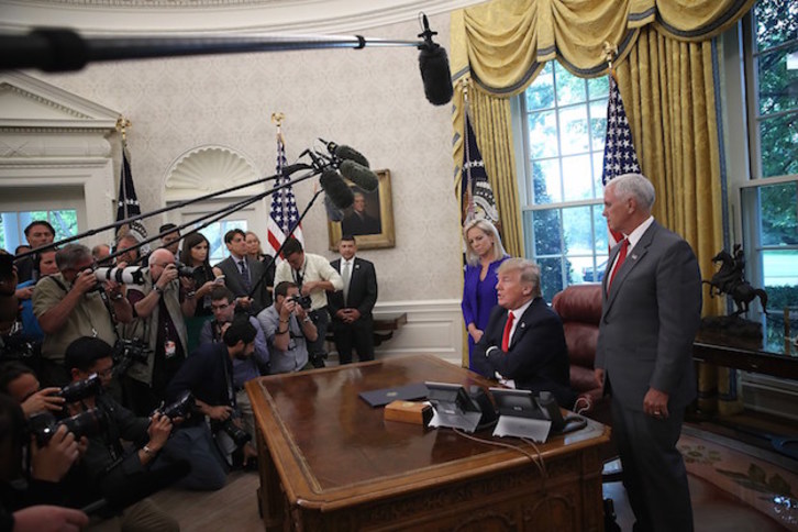 Donald Trump, ante los periodistas en el Despacho Oval. (WIN MCNAMEE / AFP)