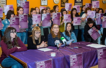 Representantes de la plataforma contra los abusos hacia la infancia. (Luis JAUREGIALTZO/FOKU)