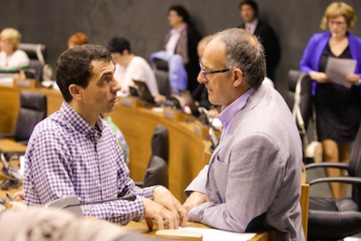 Velasco y Araiz dialogan durante el pleno de la Cámara. (PARLAMENTO DE NAFARROA)