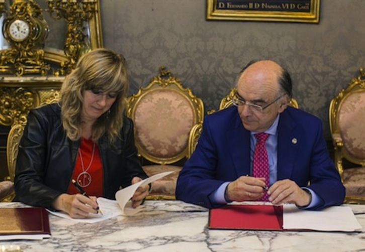 La consejera Ollo y el presidente de Euskaltzaindia firman el convenio de colaboración. (GOBIERNO DE NAFARROA)