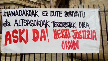 Una de las fotos difundida en Twitter con motivo de la decisión de la Audiencia de Nafarroa. @salatutaldea