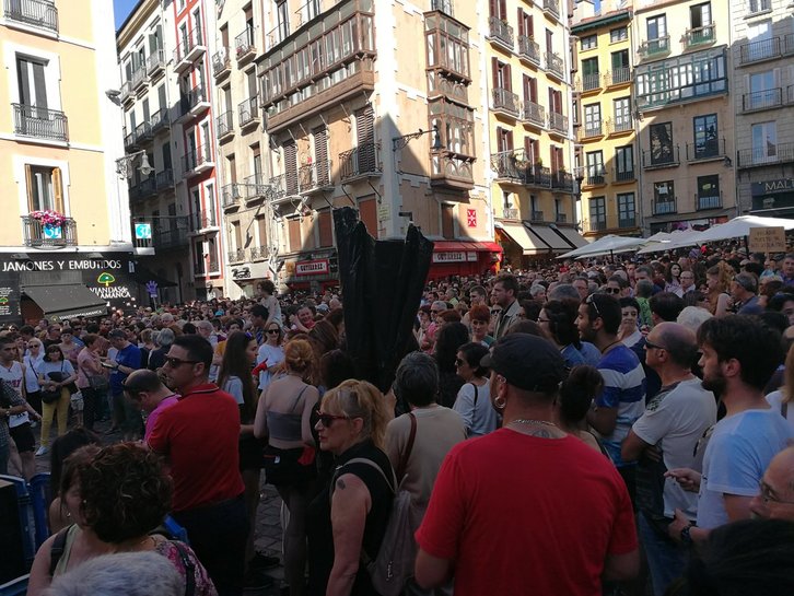 Multitudinaria concentración ante el Ayuntamiento de Iruñea. (@Martxelo_Diaz)
