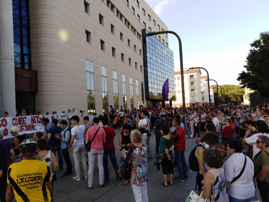 La protesta se ha trasladado hasta los Juzgados de Iruñea. (Aitor AGIRREZABAL)