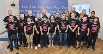 El alcalde Asiron, junto al grupo Motxila 21, que lanzará el Txupinazo de este año. (Idoia ZABALETA/FOKU)