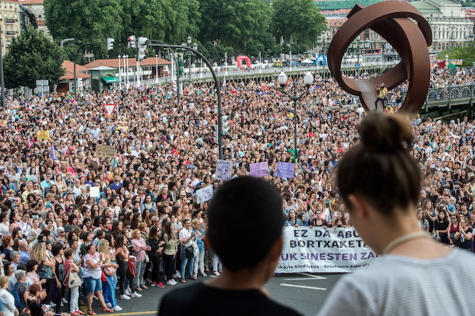 Ante el Ayuntamiento de Bilbo. (Marisol RAMÍREZ / FOKU)