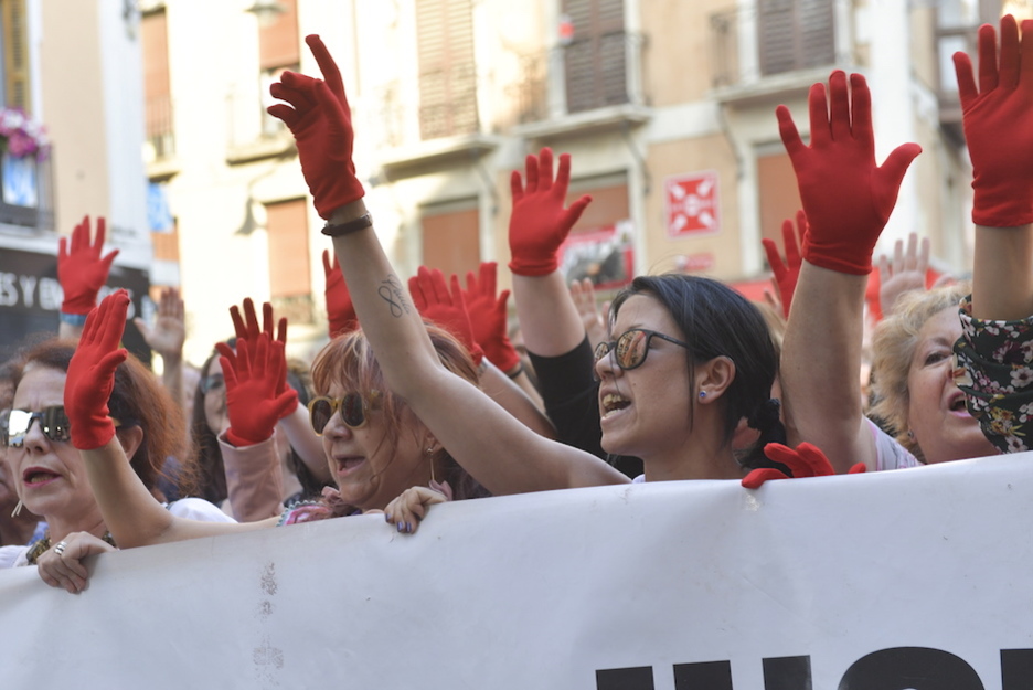 Guantes rojos en la capital navarra.  (Idoia ZABALETA / FOKU)