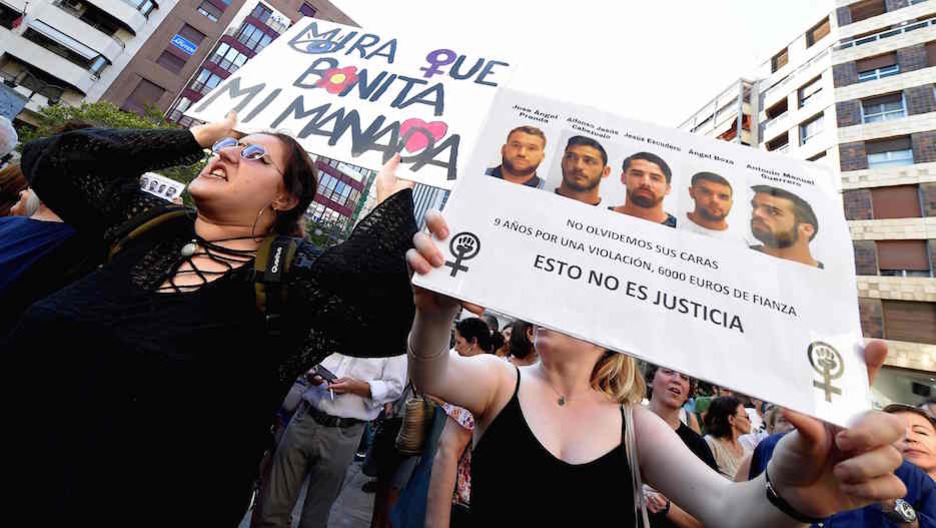 Carteles en Valencia. (José JORDÁN / AFP)