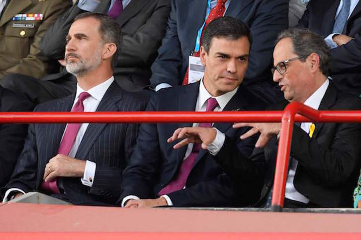Torra conversa con Sánchez, a cuya derecha está Felipe de de Borbón. (Lluis GENÉ / AFP) 