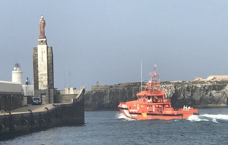 Embarcación de Salvamento Marítimo que ha rescatado inmigrantes. (@salvamentogob)