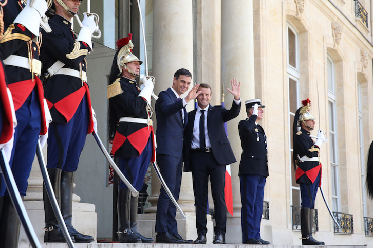 Sánchez y Macron saludan a las puertas de El Elíseo. (lamoncloa.gob.es)