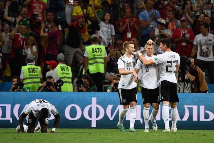 Los jugadores alemanes han salvado el primer match ball del torneo. (Jonathan NACKSTRAND / AFP)