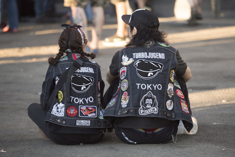 Dos fans de Turbojugend, en un momento de reposo. (Juanan RUIZ/FOKU)