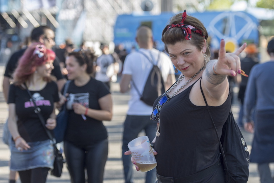 Buen rollo entre la gente congregada en Mendizabala.  (Juanan RUIZ / FOKU)