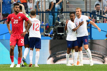 Jugadores ingleses celebran uno de los tantos de Kane. (Martin BERNETTI/AFP)
