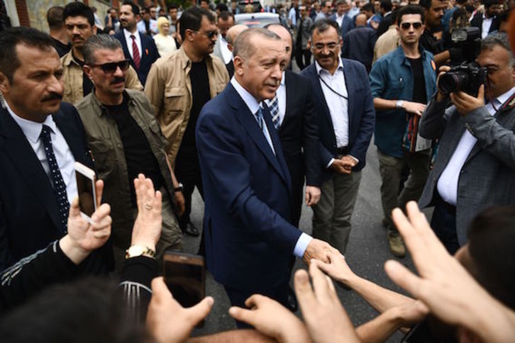 Erdogan, rodeado de simpatizantes. (Aris MESSINIS/AFP)