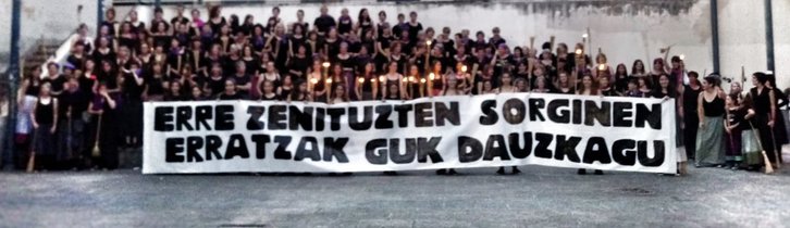 Egian, erratzak eskutan dantzan aritu ziren hamarnaka emakume. 