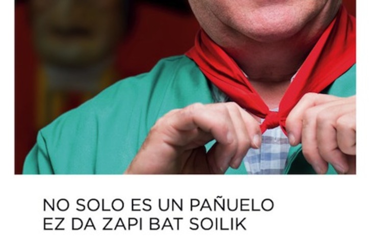 Uno de los carteles de la campaña turística en la que el pañuelo es el protagonista.