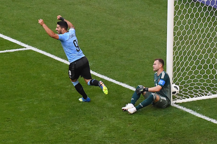 Luis Suárez ha marcado para Uruguay el primer gol del encuentro. (Manan VATSYAYANA/AFP)