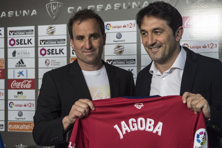 Jagoba Arrasate, junto a Braulio Vázquez, en su presentación como entrenador rojillo. (Jagoba MANTEROLA/FOKU)