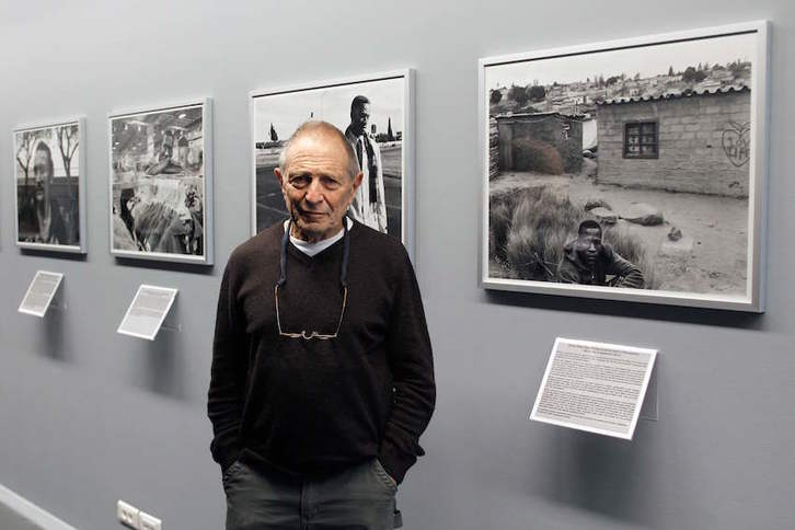 David Goldblatt en la fundación Henri Cartier-Bresson en París, junto a sus fotografías. (François GUILLOT/AFP)