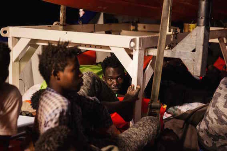 Migrantes a bordo del ‘Lifeline’. (Felix WEISS/AFP)