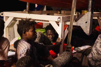 Migrantes a bordo del ‘Lifeline’. (Felix WEISS/AFP)