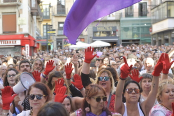 Movilización en Iruñea para denunciar la decisión de poner en libertad provisional a ‘La Manada’. (Idoia ZABALETA/FOKU)