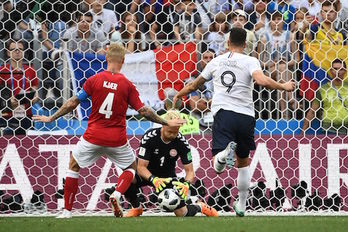 El guardameta danés, Kasper Schmeichel, atrapa un balón. (Franck FIFE/AFP)