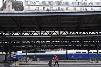 Un tren de alta velocidad, en la estación de París Este. (Christophe ARCHAMBAULT/AFP)
