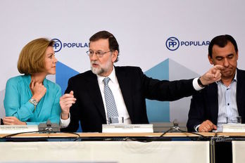 Mariano Rajoy, junto a María Dolores de Cospedal, una de las aspirantes a sucederle en la como presidenta del PP. (Gabriel BOUYS/AFP) 