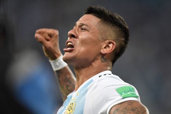 Marcos Rojo celebra eufórico el gol que ha dado el pase a Argentina. (Gabriel BOUYS/AFP)