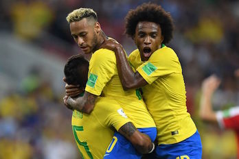 Paulinho celebra su gol con Neymar y Willian. (Yuri CORTEZ/AFP)