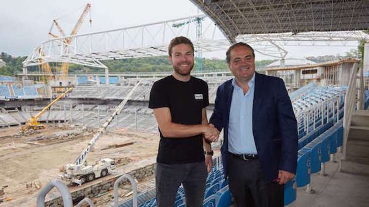 Asier Illarramendi ha visitado las obras de Anoeta tras firmar la renovación de su contrato. (REAL SOCIEDAD)