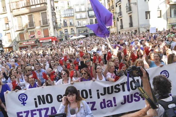 Imagen de archivo de una protesta en la plaza consistorial de Iruñea contra la libertad provisional bajo fianza de ‘La Manada’. (Idoia ZABALETA/FOKU)