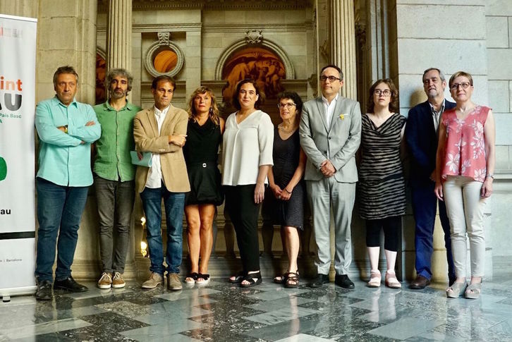 La alcaldesa de Barcelona, Ada Colau, junto a Teresa Toda (Foro Social), Patricia Vélez (Etxerat), Roberto Manrique (víctima de Hipercor) y representantes del Consistorio. (AYUNTAMIENTO DE BARCELONA)