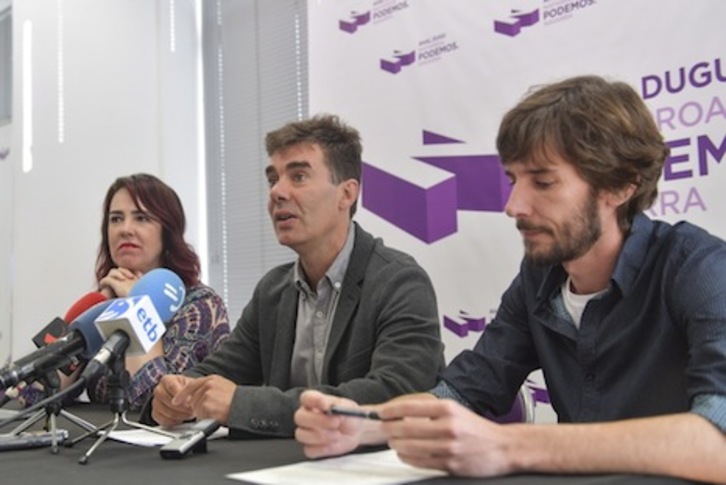 Eduardo Santos, en el centro, en una rueda de prensa de Podemos Nafarroa. (Idoia ZABALETA/FOKU)