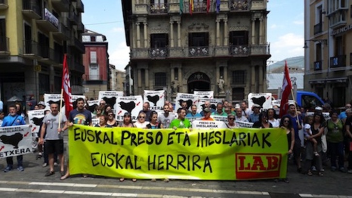 Movilización de LAB en Iruñea en contra del alejamiento de los presos. (LAB)