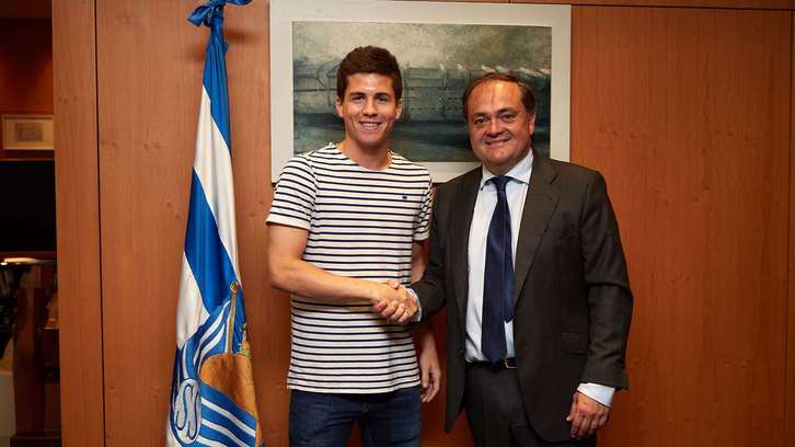 Igor Zubeldia posa con el presidente de la Real, Jokin Aperribay, tras firmar la renovación. (REAL SOCIEDAD)