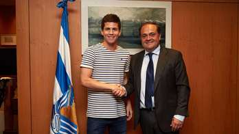 Igor Zubeldia posa con el presidente de la Real, Jokin Aperribay, tras firmar la renovación. (REAL SOCIEDAD)