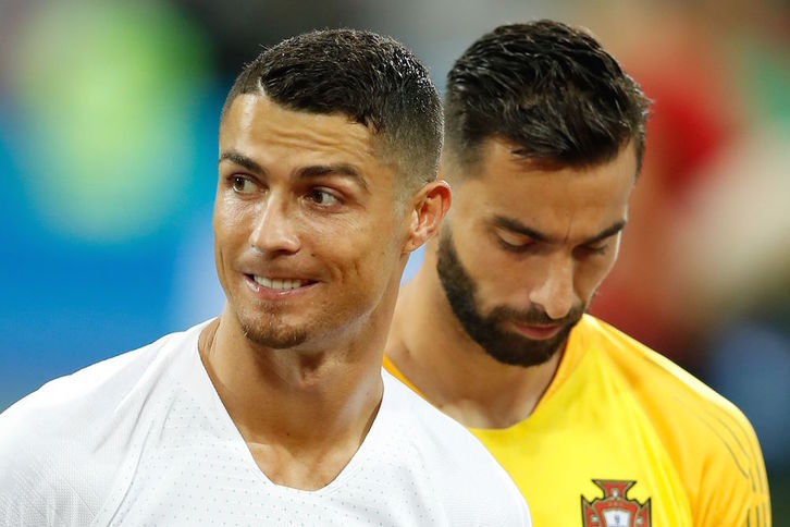 Cristiano Ronaldo junto a su portero en el partido de hoy. (Odd ANDERSEN / FOKU)