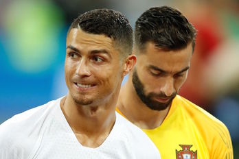 Cristiano Ronaldo junto a su portero en el partido de hoy. (Odd ANDERSEN / FOKU)