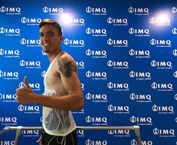 Martínez pasa reconocimiento médico con el Eibar. (NAIZ.EUS)